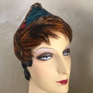 FASHIONABLE 1950s' MULTICOLORED FEATHER CAP WITH POINTY CROWN